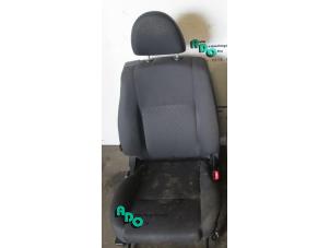 Gebruikte Voorstoel rechts Nissan Almera (N16) 1.5 16V Prijs € 75,00 Margeregeling aangeboden door Autodemontagebedrijf Otte