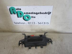 Gebruikte Display Interieur Renault Megane II Grandtour (KM) 2.0 16V Prijs € 20,00 Margeregeling aangeboden door Autodemontagebedrijf Otte