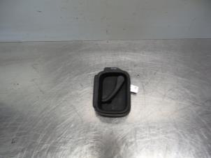 Gebruikte Greep achterdeur Bus-Bestel Volkswagen Caddy III (2KA,2KH,2CA,2CH) 2.0 SDI Prijs € 10,00 Margeregeling aangeboden door Autodemontagebedrijf Otte