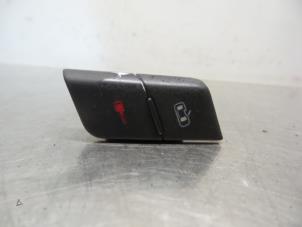 Gebruikte Schakelaar Centr. Deurvergrendeling Audi A4 Avant (B6) 2.4 V6 30V Prijs € 10,00 Margeregeling aangeboden door Autodemontagebedrijf Otte