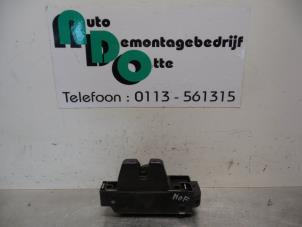 Gebruikte Slotmechaniek Achterklep Peugeot 307 (3A/C/D) 2.0 HDi 90 Prijs € 15,00 Margeregeling aangeboden door Autodemontagebedrijf Otte