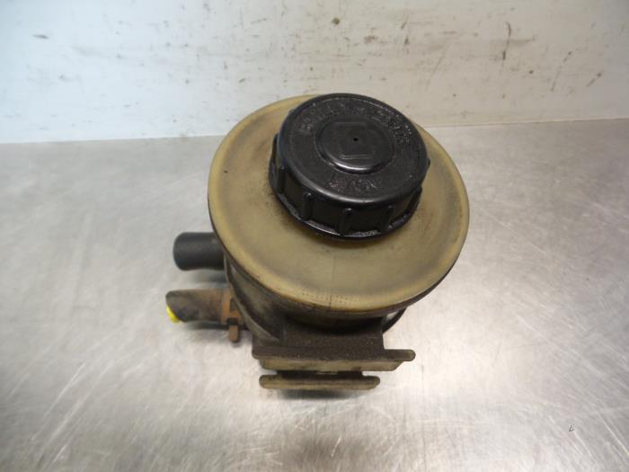 Gebruikte Servo Oliereservoir Opel Movano (4A1; 4A2; 4B2; 4B3; 4C2; 4C3) 2.5 CDTI Prijs € 20,00 Margeregeling aangeboden door Autodemontagebedrijf Otte
