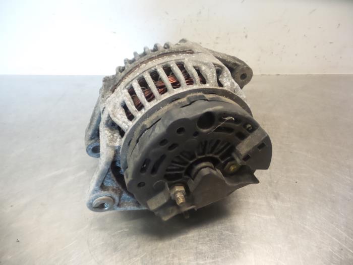 Gebruikte Dynamo Saab 9-5 (YS3E) 3.0 TiD V6 24V Prijs € 40,00 Margeregeling aangeboden door Autodemontagebedrijf Otte