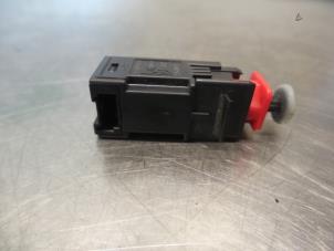 Gebruikte Remlicht Schakelaar Opel Zafira (M75) 2.2 16V Direct Ecotec Prijs € 15,00 Margeregeling aangeboden door Autodemontagebedrijf Otte