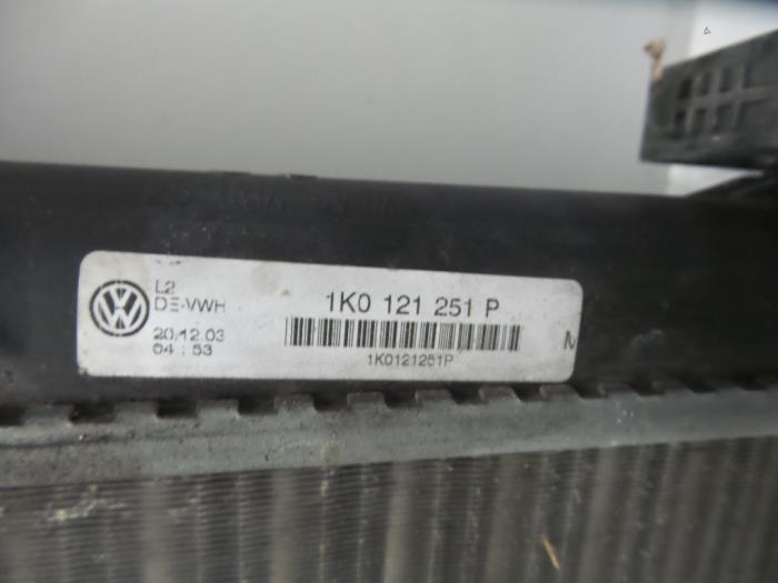 Radiateur van een Volkswagen Touran (1T1/T2) 1.6 FSI 16V 2004