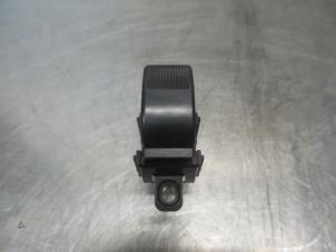 Gebruikte Schakelaar Elektrisch Raam Mazda 6 Sportbreak (GY19/89) 2.0i 16V Prijs € 15,00 Margeregeling aangeboden door Autodemontagebedrijf Otte