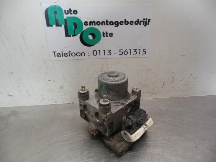 ABS Computer van een Mazda 6 Sportbreak (GY19/89) 2.0i 16V 2002