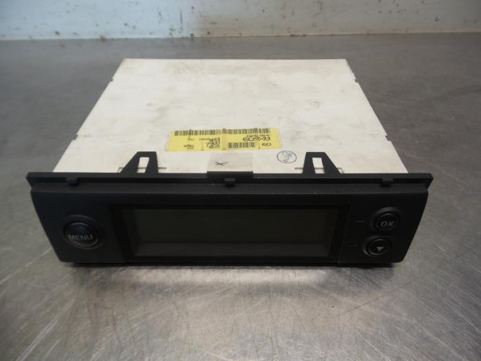 Gebruikte Display Interieur Nissan Micra (K12) 1.2 16V Prijs € 30,00 Margeregeling aangeboden door Autodemontagebedrijf Otte