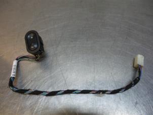Gebruikte Ruit schakelaar elektrisch Opel Corsa B (73/78/79) 1.4 Joy,Sport,GLS 16V Ecotec Prijs € 10,00 Margeregeling aangeboden door Autodemontagebedrijf Otte
