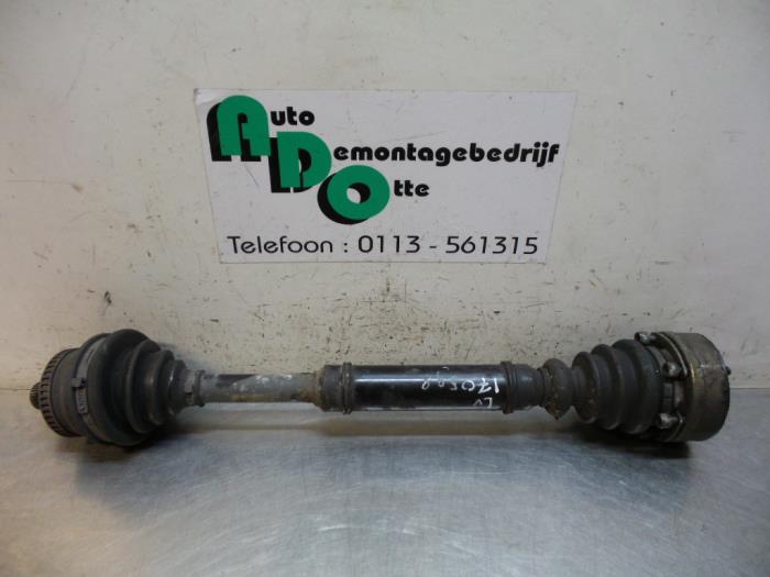 Gebruikte Aandrijfas links-voor Audi A4 (B5) 1.6 Prijs € 25,00 Margeregeling aangeboden door Autodemontagebedrijf Otte