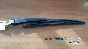 Gebruikte Ruitenwisserarm achter Renault Twingo III (AH) 1.0 SCe 75 12V Prijs € 20,00 Margeregeling aangeboden door Franken Autodemontage B.V.