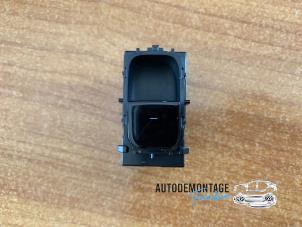 Gebruikte Schakelaar Elektrisch Raam Tesla Model 3 Long Range AWD 75 kWh Prijs € 30,00 Margeregeling aangeboden door Franken Autodemontage B.V.