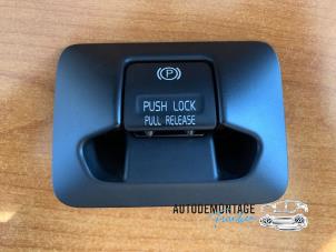 Gebruikte Handrem schakelaar Volvo V60 I (FW/GW) 2.4 D6 20V Plug-in Hybrid AWD Prijs € 20,00 Margeregeling aangeboden door Franken Autodemontage B.V.
