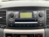 Radio CD Speler van een Toyota Corolla Wagon (E12), 2002 / 2007 1.4 D-4D 16V, Combi/o, Diesel, 1.364cc, 66kW (90pk), FWD, 1NDTV, 2004-06 / 2007-10, NDE120 2006