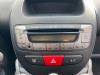 Radio CD Speler van een Toyota Aygo (B10), 2005 / 2014 1.0 12V VVT-i, Hatchback, Benzine, 998cc, 50kW (68pk), FWD, 1KRFE, 2005-07 / 2014-05, KGB10 2007