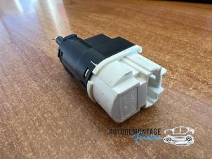 Gebruikte Schakelaar Remlicht Renault Captur (2R) 0.9 Energy TCE 12V Prijs € 15,00 Margeregeling aangeboden door Franken Autodemontage B.V.