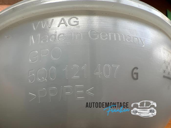 Koelvloeistof Reservoir van een Volkswagen Golf VII (AUA) 1.6 TDI BlueMotion 16V 2015