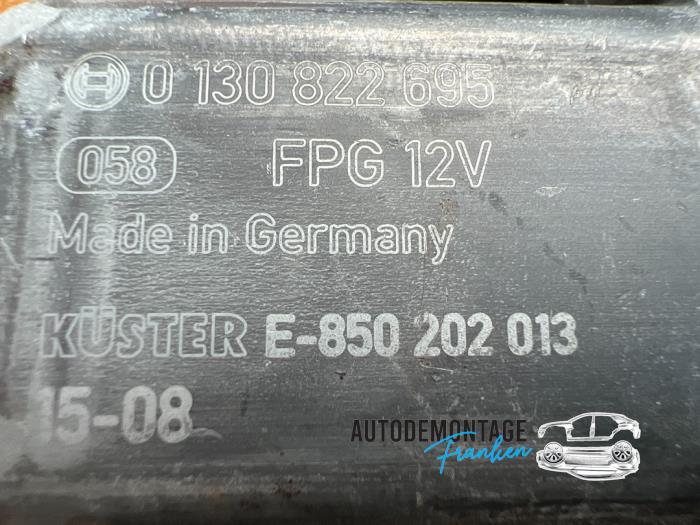 Motor electrisch raam van een Volkswagen Golf VII (AUA) 1.6 TDI BlueMotion 16V 2015