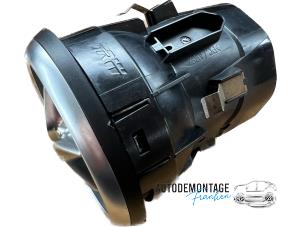 Gebruikte Luchtrooster Dashboard Mercedes A (W176) 1.6 A-200 16V Prijs € 15,00 Margeregeling aangeboden door Franken Autodemontage B.V.