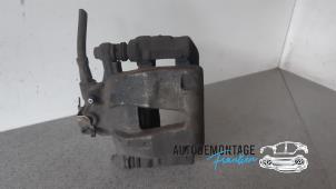 Gebruikte Remklauw (Tang) links-voor Fiat Grande Punto (199) 1.3 JTD Multijet 16V Prijs € 35,00 Margeregeling aangeboden door Franken Autodemontage B.V.