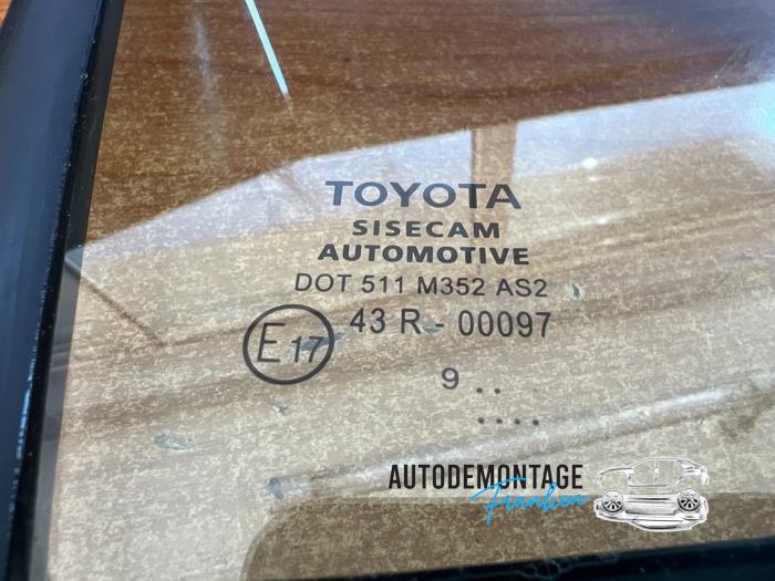 Driehoeks Ruit rechts-voor van een Toyota Yaris III (P13) 1.5 16V Hybrid 2020