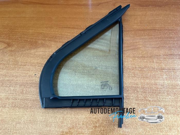 Driehoeks Ruit rechts-voor van een Toyota Yaris III (P13) 1.5 16V Hybrid 2020