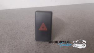 Gebruikte Alarmlicht Schakelaar Toyota Avensis (T25/B1D) 2.0 16V D-4D Prijs € 15,00 Margeregeling aangeboden door Franken Autodemontage B.V.