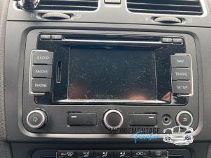 Gebruikte Radio CD Speler Volkswagen Golf VI (5K1) 1.6 TDI 16V Prijs € 150,00 Margeregeling aangeboden door Franken Autodemontage B.V.