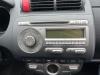 Radio CD Speler van een Honda Jazz (GD/GE2/GE3), 2002 / 2008 1.4 i-Dsi, Hatchback, Benzine, 1.339cc, 61kW (83pk), FWD, L13A6, 2006-12 / 2008-10, GE3 2006