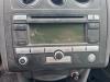 Radio CD Speler van een Volkswagen Caddy III (2KA,2KH,2CA,2CH), 2004 / 2015 1.9 TDI, Bestel, Diesel, 1.896cc, 77kW (105pk), FWD, BLS, 2005-06 / 2010-08, 2KA 2008