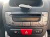 Radio CD Speler van een Citroen C1, 2005 / 2014 1.0 12V, Hatchback, Benzine, 998cc, 50kW (68pk), FWD, 1KRFE; CFB, 2005-06 / 2014-09, PMCFA; PMCFB; PNCFA; PNCFB 2010