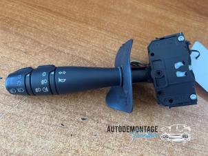 Gebruikte Pinker Schakelaar Renault Clio II (BB/CB) 1.2 16V Prijs € 20,00 Margeregeling aangeboden door Franken Autodemontage B.V.