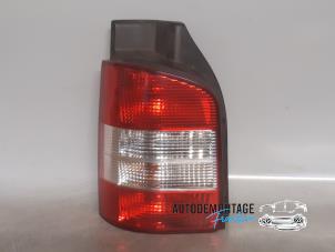 Gebruikte Achterlicht links Volkswagen Transporter T5 2.0 TDI DRF Prijs € 40,00 Margeregeling aangeboden door Franken Autodemontage B.V.