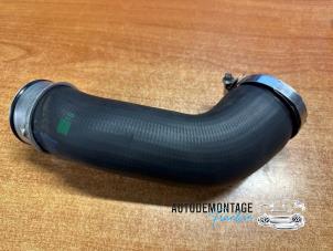 Gebruikte Intercooler Slang Volkswagen Transporter T5 2.0 TDI DRF Prijs € 35,00 Margeregeling aangeboden door Franken Autodemontage B.V.