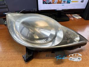 Gebruikte Rechter Koplamp Peugeot 107 1.0 12V Prijs € 50,00 Margeregeling aangeboden door Franken Autodemontage B.V.
