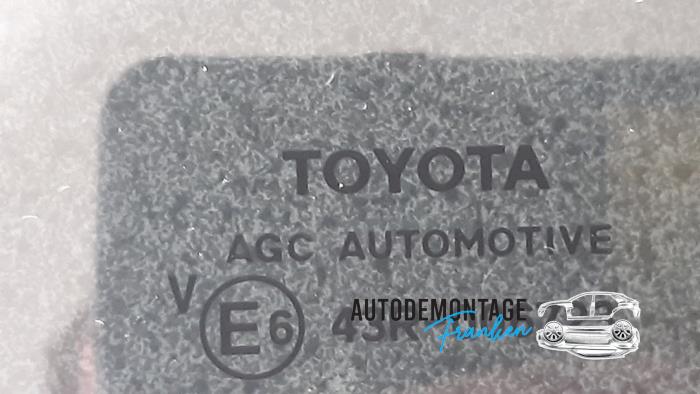 Portierruit 4Deurs rechts-achter van een Toyota Yaris III (P13) 1.5 16V Hybrid 2020