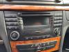 Radio CD Speler van een Mercedes E (W211), 2002 / 2008 2.2 E-220 CDI 16V, Sedan, 4Dr, Diesel, 2.148cc, 110kW (150pk), RWD, OM646961, 2002-03 / 2008-12, 211.006 2002