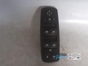 Gebruikte Elektrisch Raam Schakelaar Chrysler Voyager/Grand Voyager (RT) 2.8 CRD 16V Grand Voyager Prijs € 70,00 Margeregeling aangeboden door Franken Autodemontage B.V.