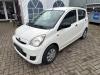 Daihatsu Cuore (L251/271/276) 1.0 12V DVVT Remklauw (Tang) links-voor