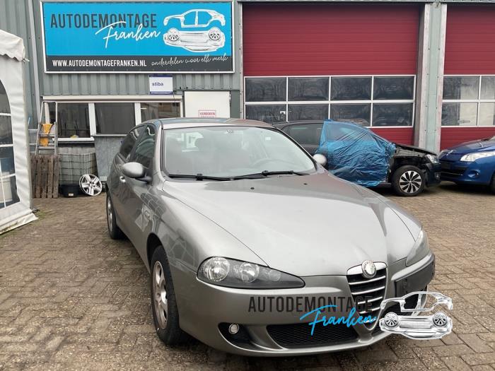 Trekhaak van een Alfa Romeo 147 (937) 1.6 Twin Spark 16V 2005