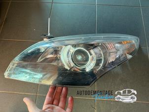 Gebruikte Koplamp links Renault Megane III Grandtour (KZ) 1.5 dCi 110 Prijs op aanvraag aangeboden door Franken Autodemontage B.V.