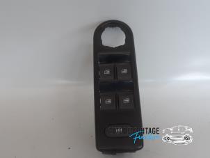 Gebruikte Raam schakelaar elektrisch Renault Clio IV (5R) 0.9 Energy TCE 90 12V Prijs € 35,00 Margeregeling aangeboden door Franken Autodemontage B.V.