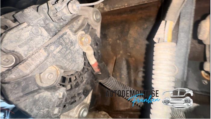 Dynamo van een Opel Corsa D 1.4 16V Twinport 2009