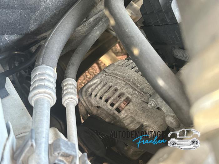 Dynamo van een Opel Corsa D 1.4 16V Twinport 2009
