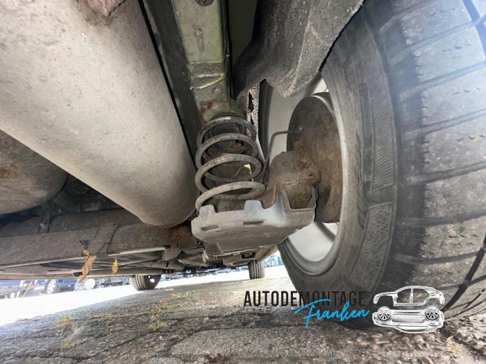 Schokdemper rechts-achter van een Peugeot 207/207+ (WA/WC/WM) 1.4 16V 2006