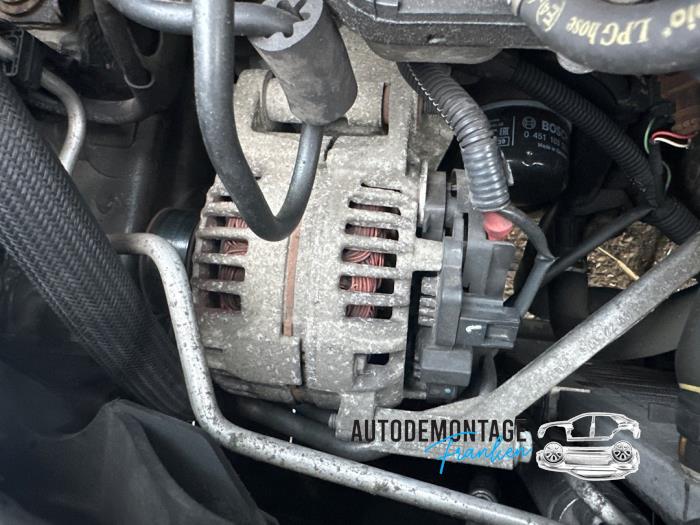 Gebruikte Dynamo Renault Clio III (BR/CR) 1.6 16V Prijs op aanvraag aangeboden door Franken Autodemontage B.V.