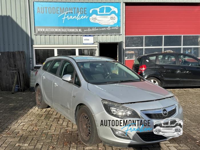 Gebruikte Aandrijfas rechts-voor Opel Astra J Sports Tourer (PD8/PE8/PF8) 1.7 CDTi 16V Prijs op aanvraag aangeboden door Franken Autodemontage B.V.