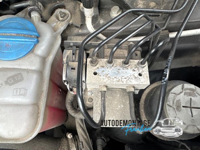 ABS Pomp van een Audi Q5 (8RB) 2.0 TDI 16V Quattro 2012