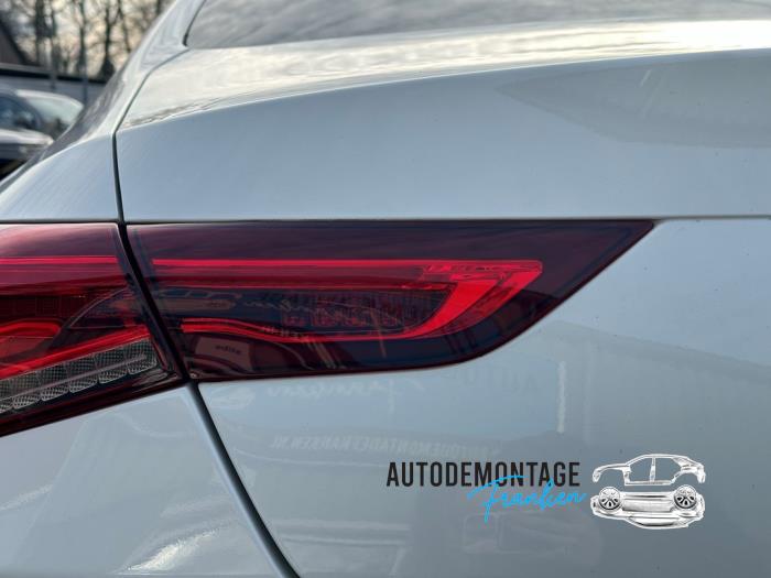 Achterlicht links van een Mercedes-Benz CLA (118.3) 1.3 CLA-200 Turbo 16V 2020