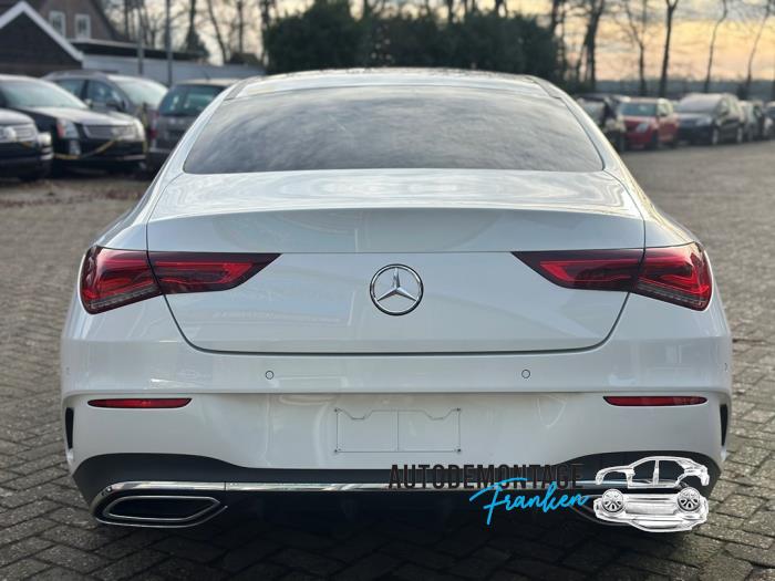 Achterlicht links van een Mercedes-Benz CLA (118.3) 1.3 CLA-200 Turbo 16V 2020